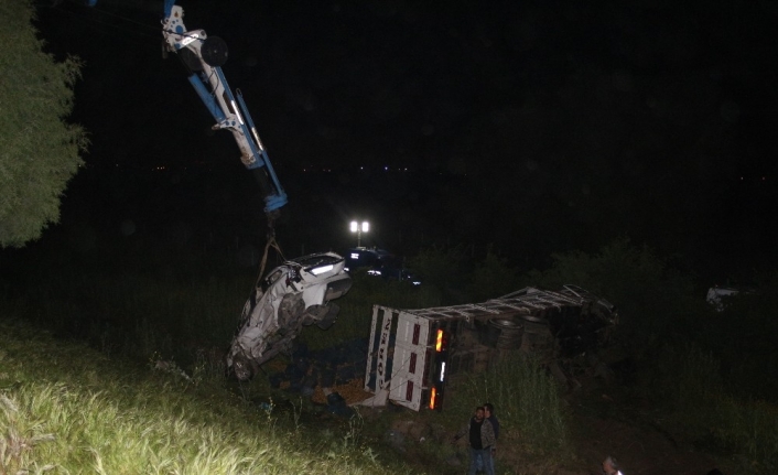 İzmir-Aydın Otoyolunda kamyon ile otomobil şarampole uçtu: 1 ölü bir yaralı
