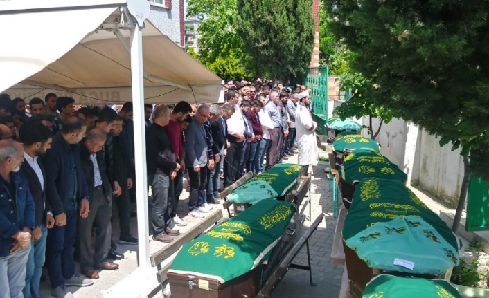 Kahreden kazada ölen 7 kişi için cenaze namazı