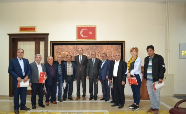 Kaymakam Yazar’dan eski muhtarlara plaket