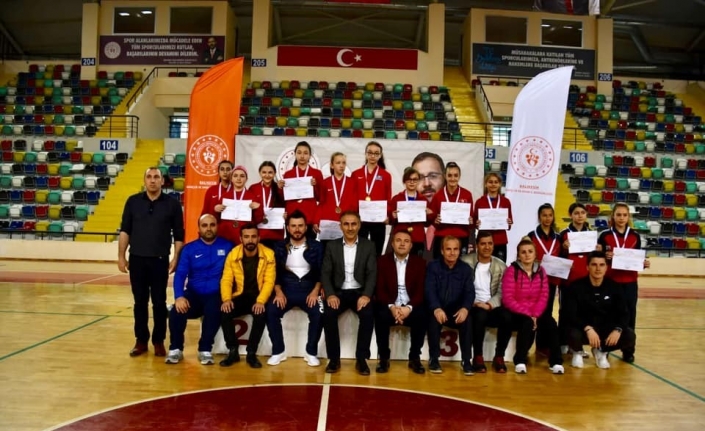 Masa tenisinde yarı final müsabakaları yapıldı