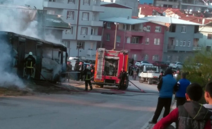 Okulun yanındaki otobüs yandı, öğrenciler panik yaşadı