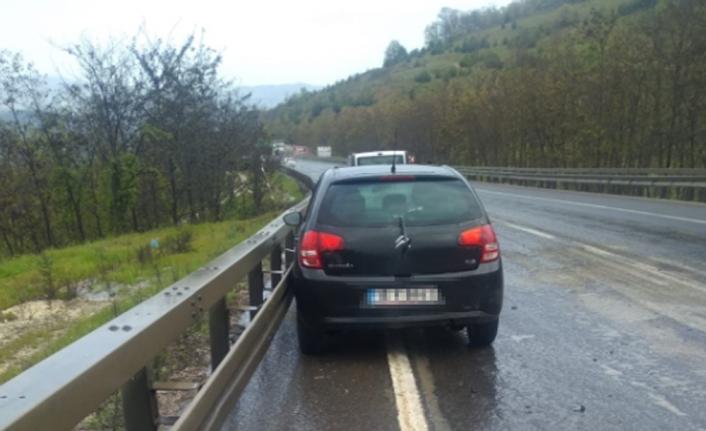 Otomobil bariyerlere çarptı: 2 yaralı