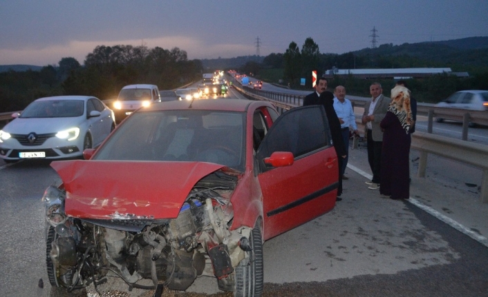Otomobil bariyerlere daldı: 2 yaralı