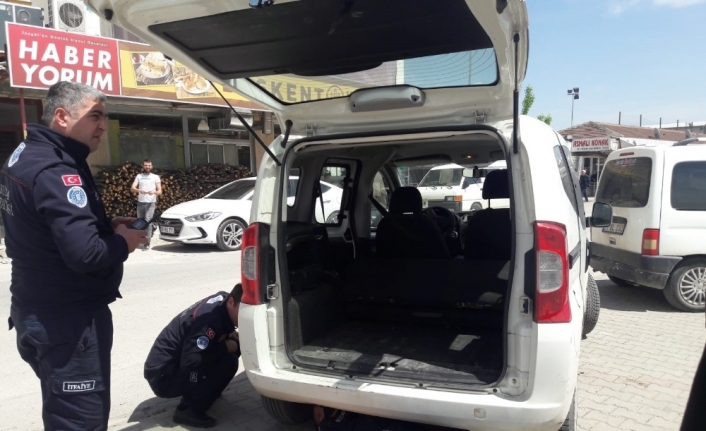 (Özel) Arabanın motoruna giren kediyi itfaiye kurtardı