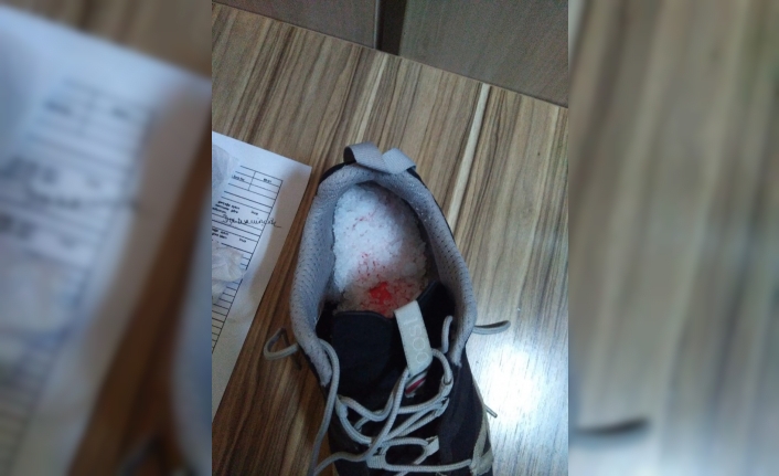 (Özel) Ayakkabısındaki uyuşturucu ayağına batınca yakayı ele verdi