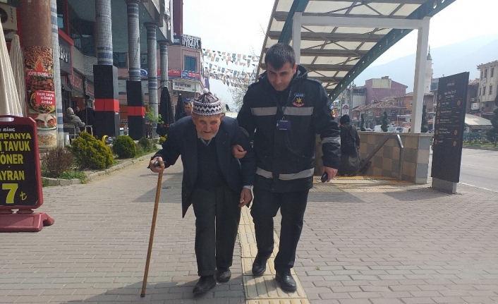 (Özel) Güvenlik görevlisi yaptığı örnek hareketle alkış aldı