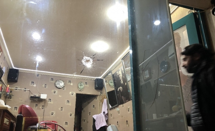 (Özel) Saç tıraşı olurken, silahlı saldırıya uğradılar