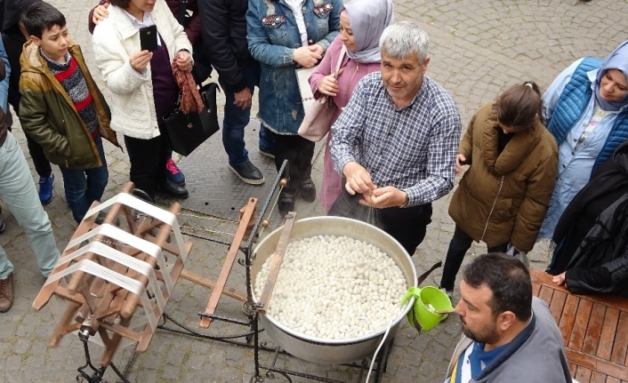 (Özel) Tarihi Kozahan’da kozalar ipliğe böyle dönüştü