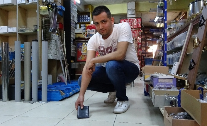 (Özel) Yerde bulduğu cüzdanı içindeki paralarla birlikte sahibine teslim etti