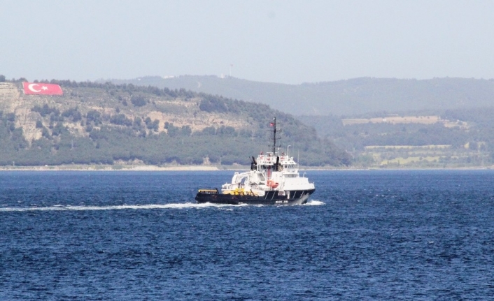 Rus askeri römorkörü boğazdan geçti