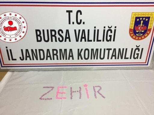 Şehirlerarası otobüste yolcunun koltuğunun altından uyuşturucu çıktı