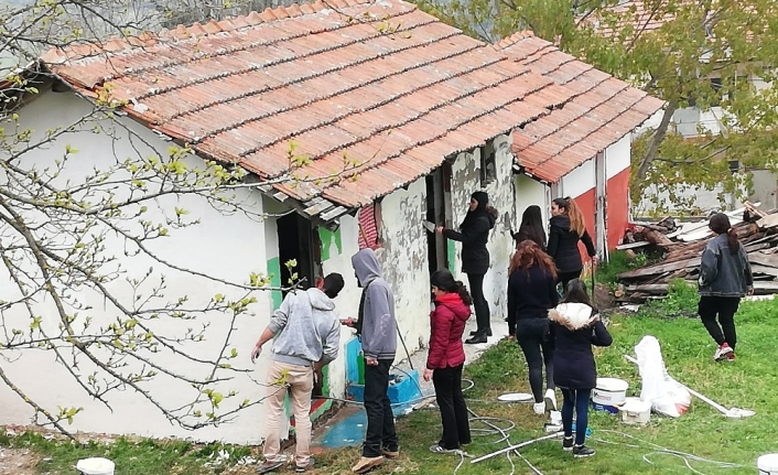 Sınıf eğitimi öğrencilerinden köy okuluna destek