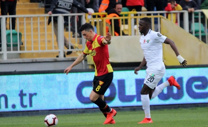 Spor Toto Süper Lig: Göztepe: 0 - Akhisarspor: 0 (İlk yarı)