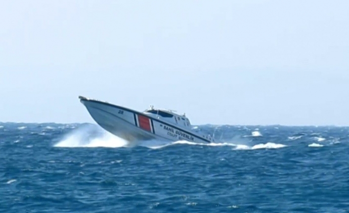 Sür’at tekneleri ile göçmen kaçakçılığı yapanlara nefes kesen operasyon