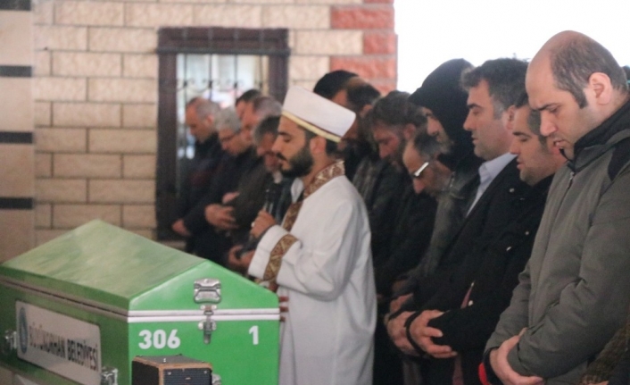 Üzerine salıncak devrilen kız göz yaşları içinde toprağa verildi