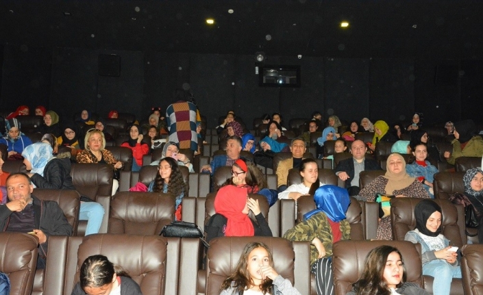 Vali Yazıcı, öğrencilerle sinemaya gitti