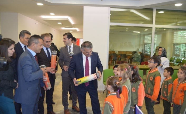 Vali Yazıcı’dan öğrencilere satranç takımı