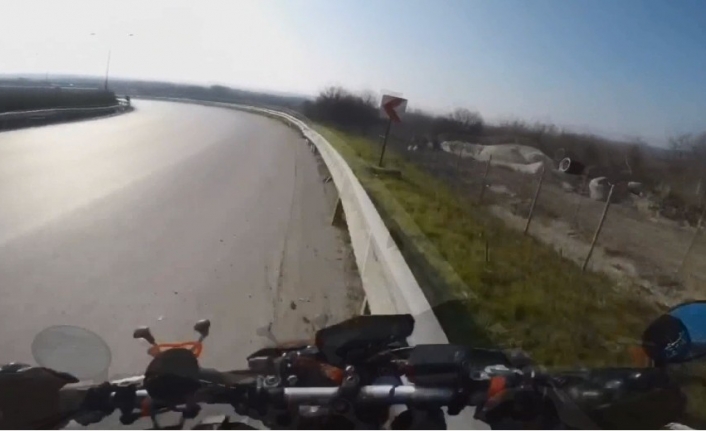 Virajı alamayan motosiklet sürücüsü bariyerlere çarptı