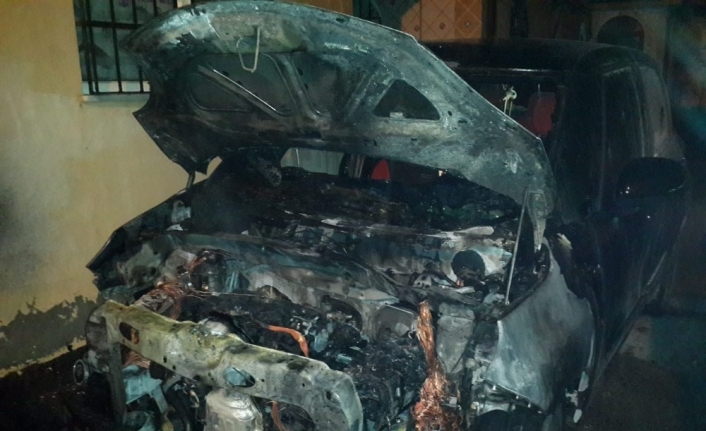 Yanan otomobile mahalle sakinleri hortumla müdahale etti