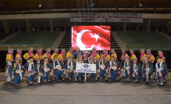 Yarış Ortaokulu halk oyunlarında Türkiye üçüncüsü oldu