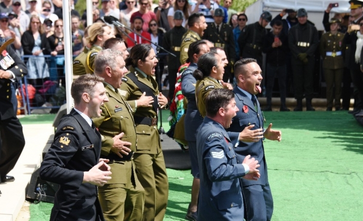 Yeni Zelanda askerleri atalarını ’haka’ dansıyla andı