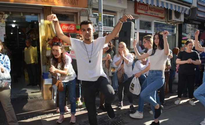 100. yıl için 100 kursiyer sokakta harmandalı oynadı