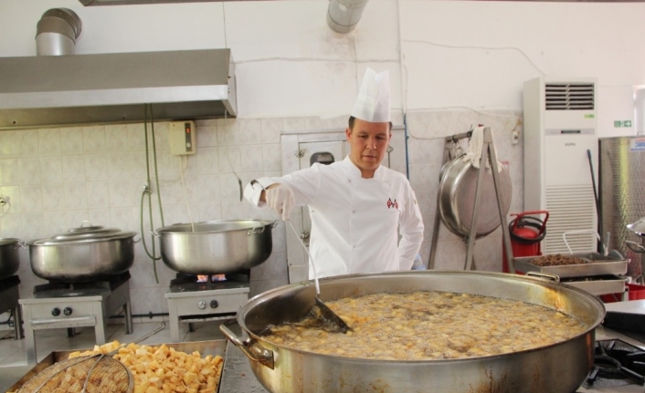 Aşevinde pişiyor, ihtiyaç sahiplerinin sofrasına gidiyor
