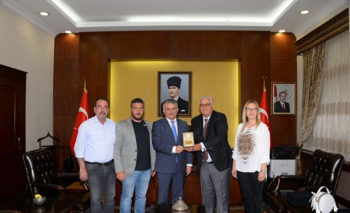 Ayvalıklı esnaflardan Vali Yazıcı ve Başkan Yılmaz’a plaket