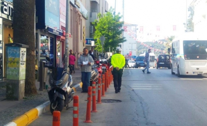 Ayvalık’ta polisten meydan temizliği