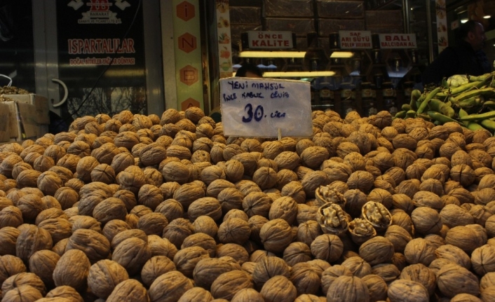 Bayram yaklaştı, pazarda tezgahlar cevizle doldu taştı