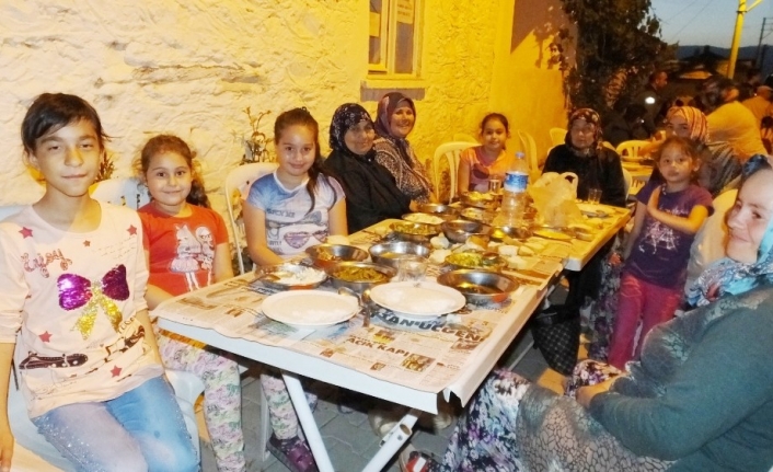 Burhaniye’ de dedelerinden kalma toplu iftar geleneklerini yaşatıyorlar