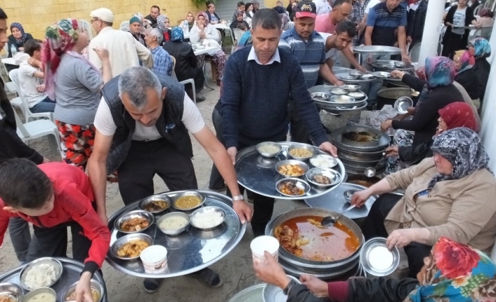 Burhaniye’de 50 yıldır devam eden toplu iftar geleneği