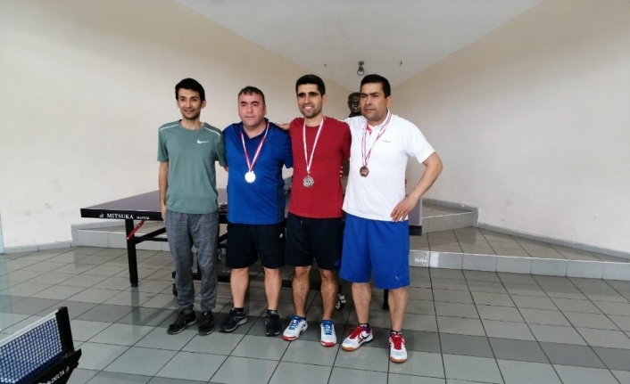 Burhaniye’de masa tenisi şampiyonları ödüllendirildi