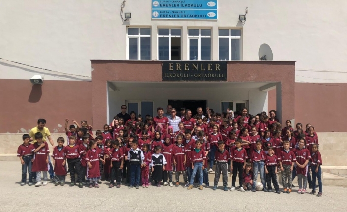 Bursa’da 200 çocuk formalarını giyip Beşiktaş’lı oldu