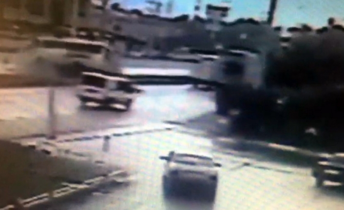 Bursa’da işçi servisinin devrildiği kaza anı kamerada