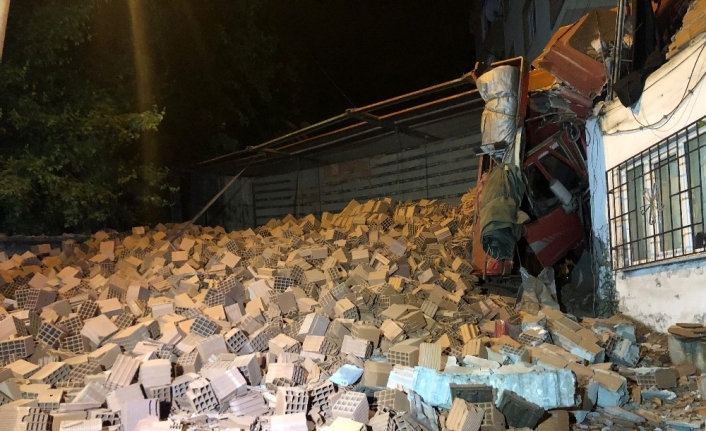 Freni boşalan tuğla yüklü kamyon evin duvarına girdi