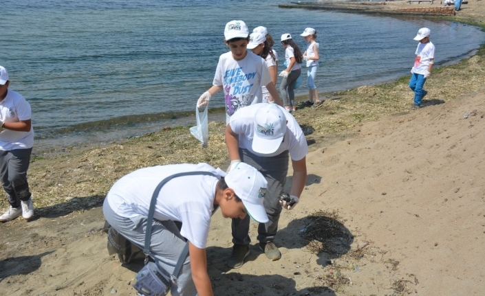 Gemlik sahilleri öğrenciler eliyle pırıl pırıl