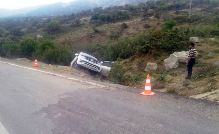 Hafif ticari araç şarampole yuvarlandı: 1 ölü