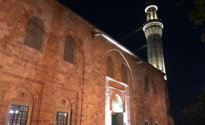 Hafta sonunu fırsat bilen Bursalılar sabah namazında Ulu Camiye akın etti