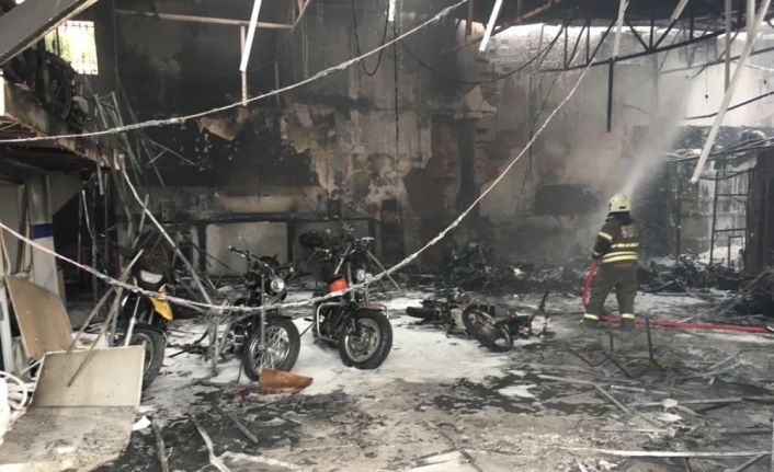 İzmir’de yangın dehşeti: Motosikletler hurdaya döndü
