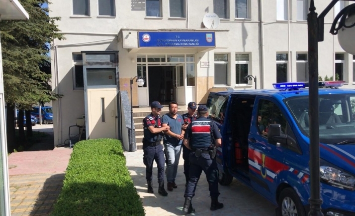 Jandarma suç makinesini pencereden kaçarken yakaladı