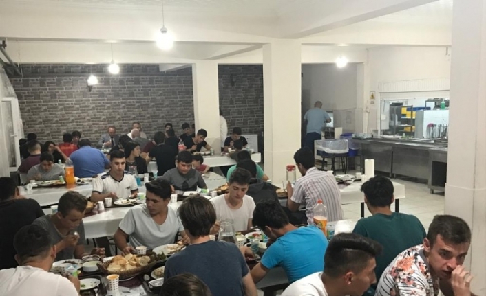 Kaymakam Öner, iftarda öğrencilerle bir araya geldi