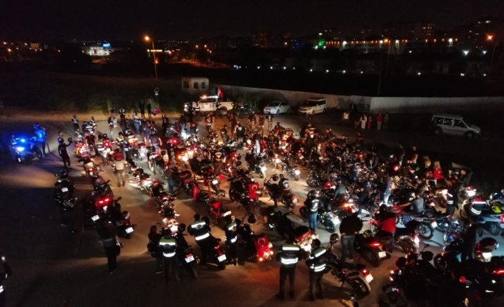 Motosiklet tutkunlarından 19 Mayıs fener alayı