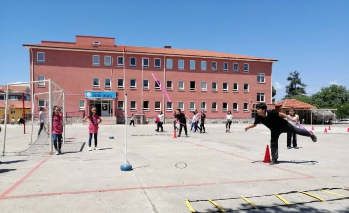 Öğrenciler önce koşuyor, sonrada soruları cevaplıyor