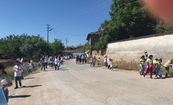 Öğrencilerden köyde çevre temizliği