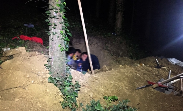 Ölü taklidi yapmadan önce kıraathanede plan yapmışlar