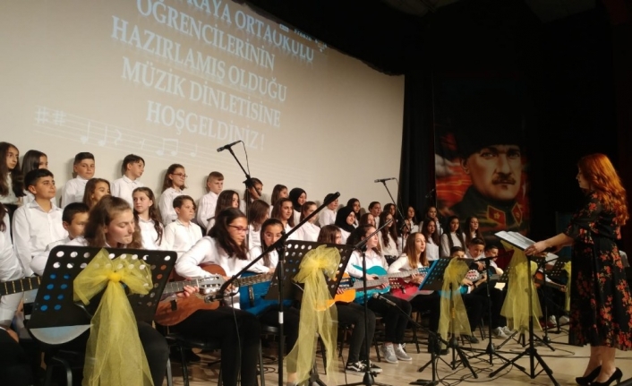 Ortaokul öğrencilerinden yıl sonu konseri