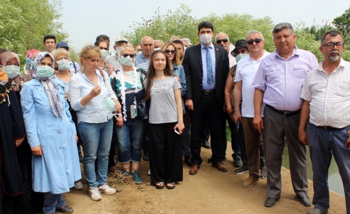 Balıkesir’de mahalleliler dereden yayılan kötü kokuya isyan etti