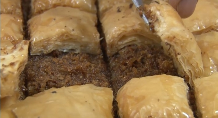Cevizli baklavada ekmek kırıntısı hilesi