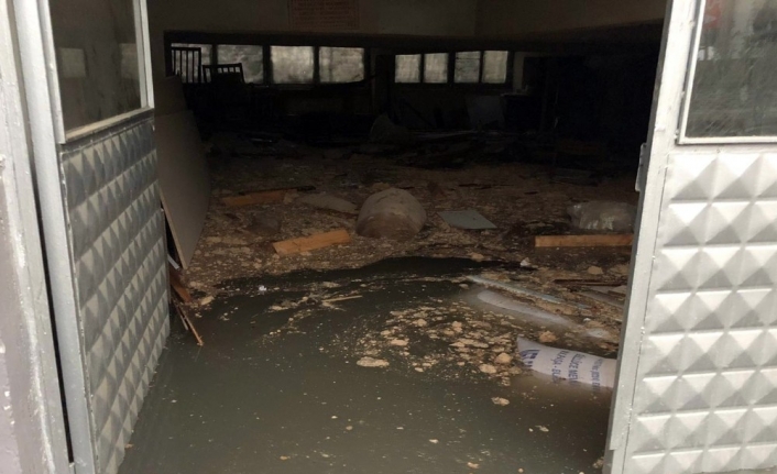Dükkanını 2 metre su basan iş yeri sahibi gözyaşlarına hâkim olamadı